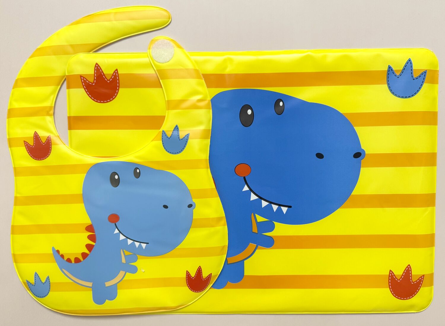 Арт 1306 Набор (нагрудник с карманом на липучке 34,5*25 см и клеенка для столовых приборов 41*30 см)