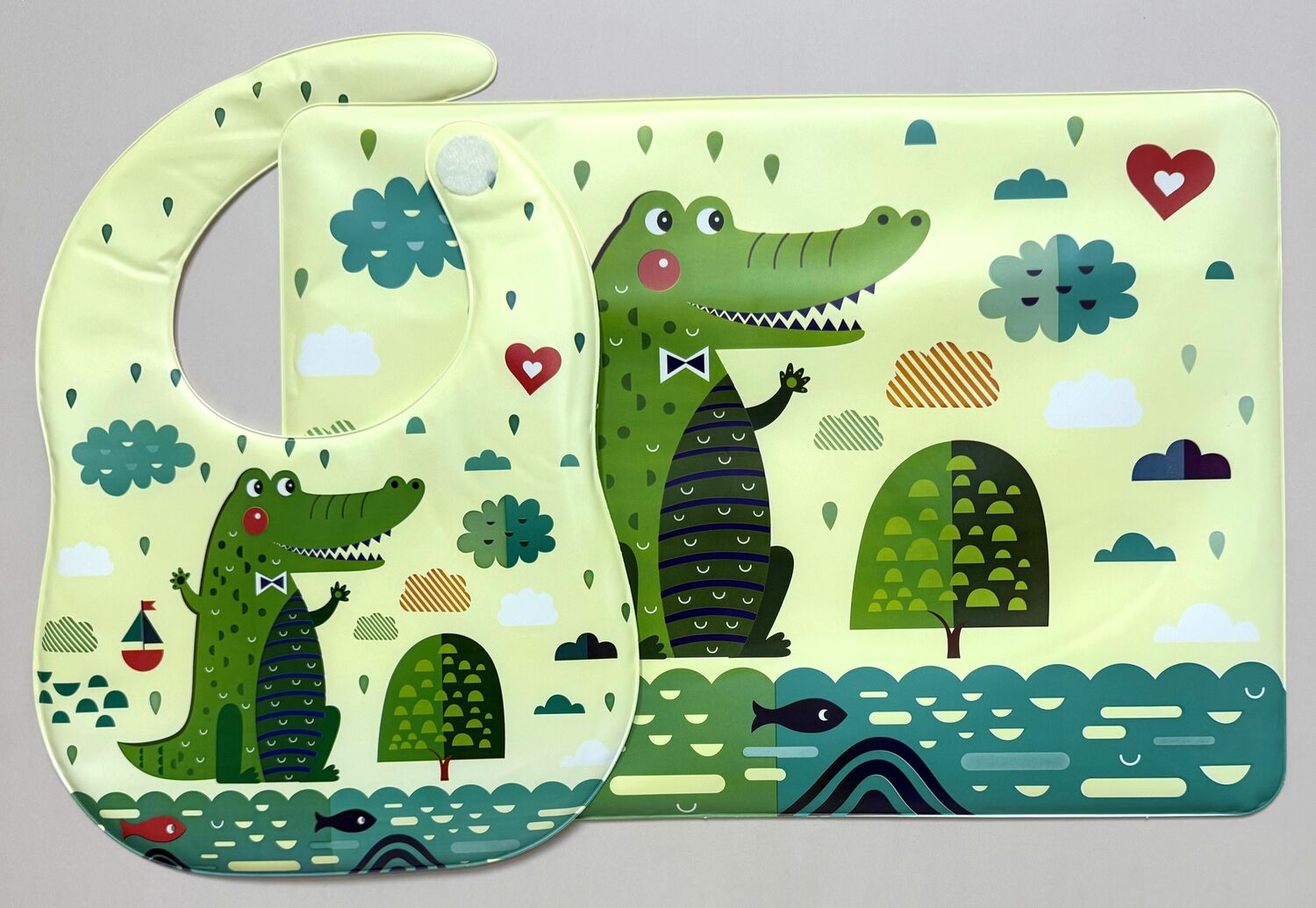 Арт 1306 Набор (нагрудник с карманом на липучке 34,5*25 см и клеенка для столовых приборов 41*30 см)