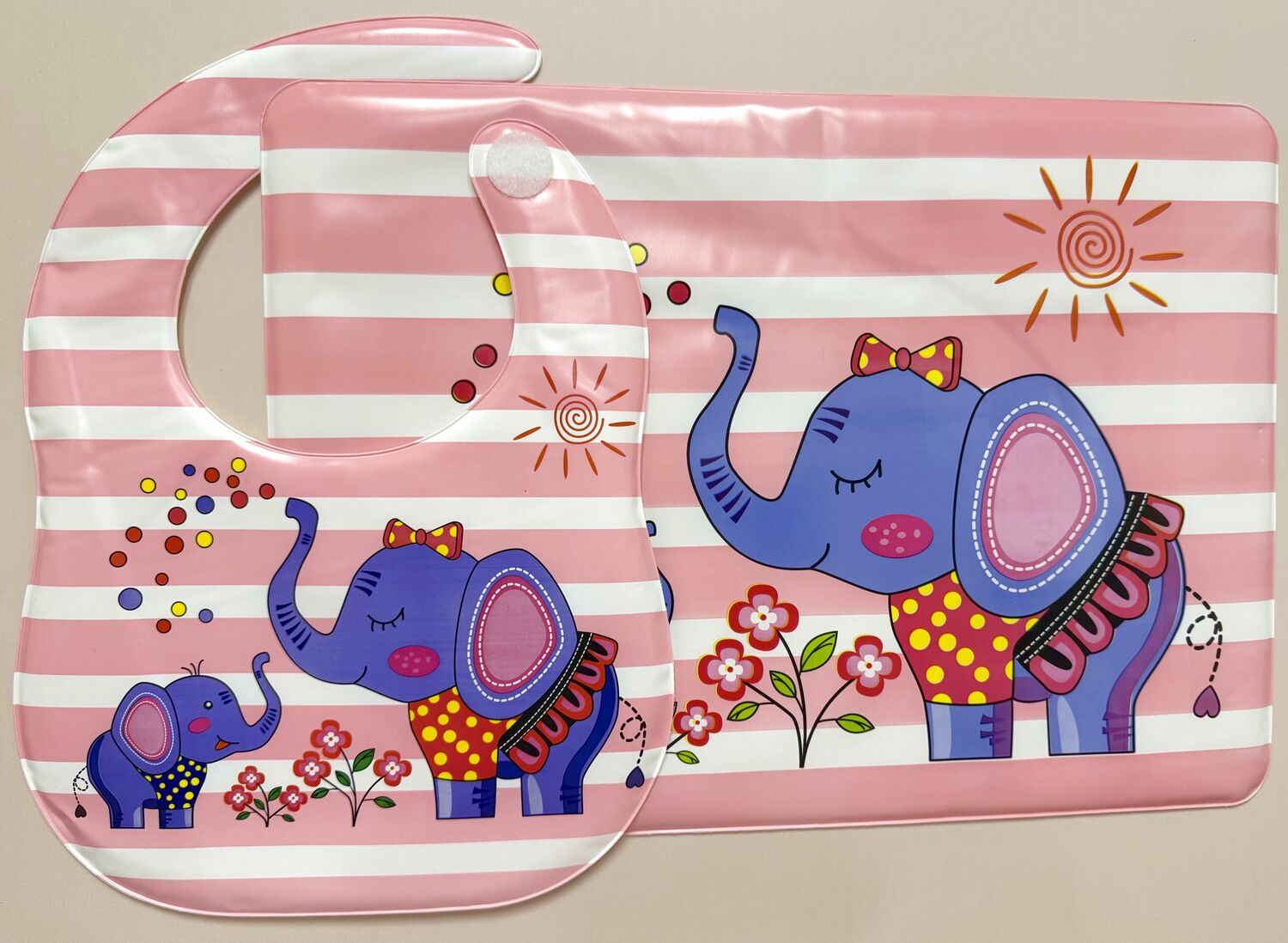 Арт 1306 Набор (нагрудник с карманом на липучке 34,5*25 см и клеенка для столовых приборов 41*30 см)