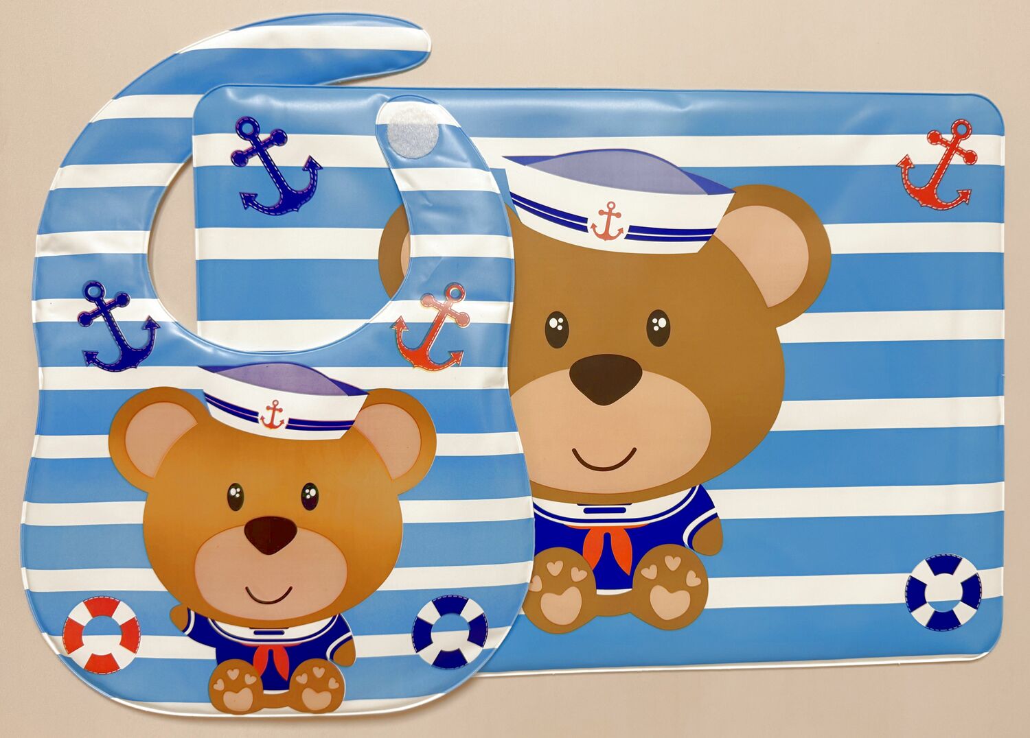 Арт 1306 Набор (нагрудник с карманом на липучке 34,5*25 см и клеенка для столовых приборов 41*30 см)