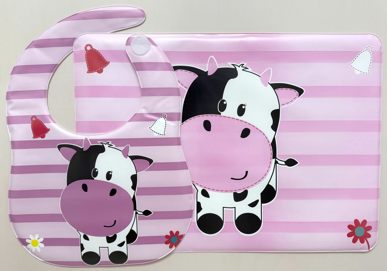 Арт 1306 Набор (нагрудник с карманом на липучке 34,5*25 см и клеенка для столовых приборов 41*30 см)